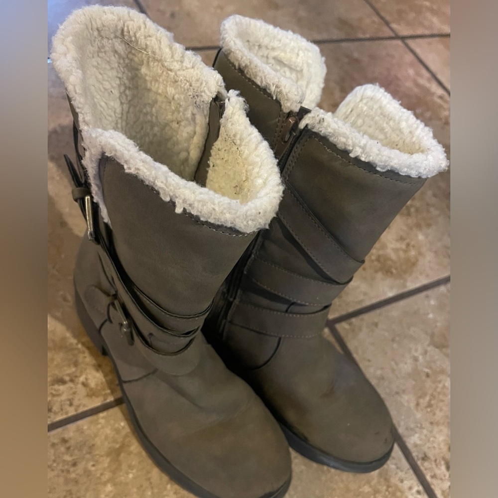 Girls Justice Boots barely worn, very sturdy, and warm size Y5